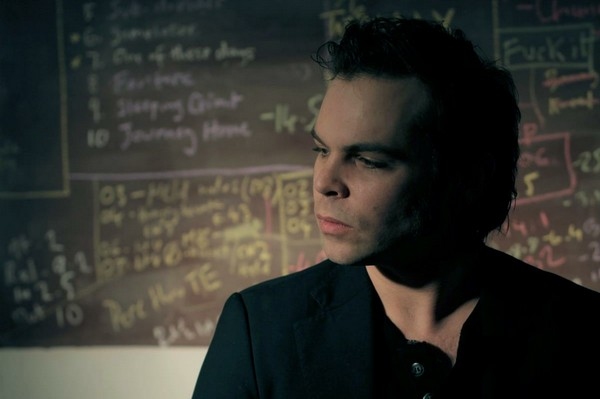Gaz Coombes Unveils Video For New Single 'Break The Silence'