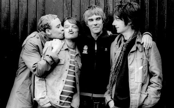 The Stone Roses' Ian Brown Pretends To Wipe Bum With Union Jack Live On Stage The Stone Roses' Ian Brown Pretends To Wipe Bum With Union Jack Live On Stage